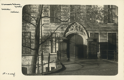 99292 Gezicht op de ingang van Paushuize (Kromme Nieuwegracht 49) te Utrecht, bij avond.